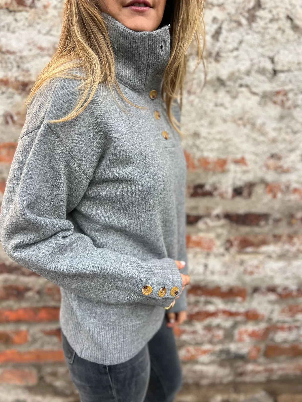 2025 CLEARANCE SALE🔥 Designer-Sweatshirt für Damen mit Stehkragen und speziellen Knöpfen